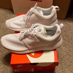 Nike roshe run all white men’s size 8.5 new
